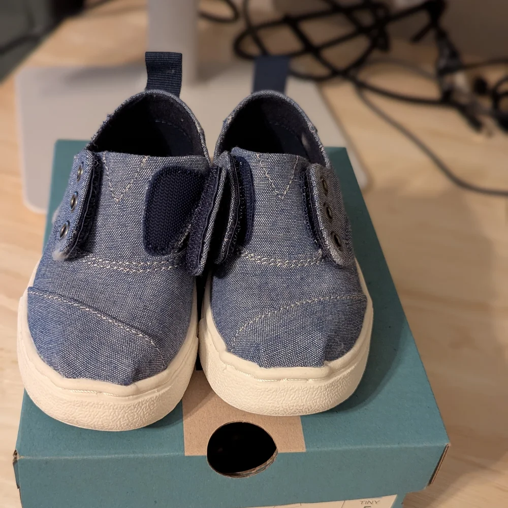 TOMS Kids Navy Blue Chambray Shoes - Picture 4 of 5